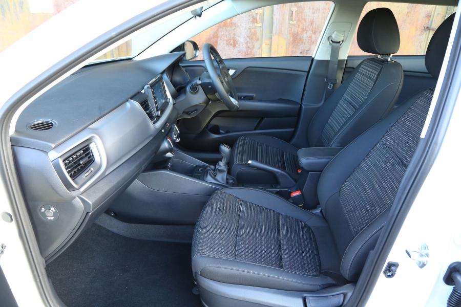 Интерьер Kia Stonic 2017 года  (UK) (фото 28 из 51)